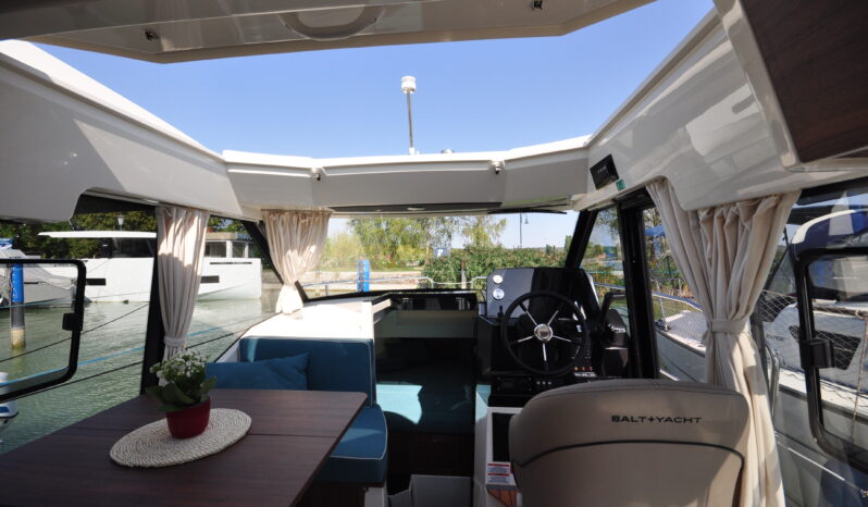 Suncamper 31 – ÚJ 1 szezon elektromos lakó/túra hajó – 50 LE külmotorral – 26 kWh full