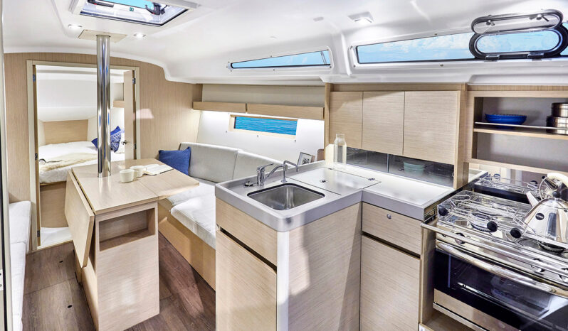 Új Beneteau Oceanis 34.1 vitorlás hajó full