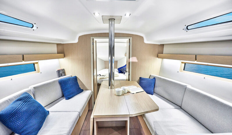 Új Beneteau Oceanis 34.1 vitorlás hajó full