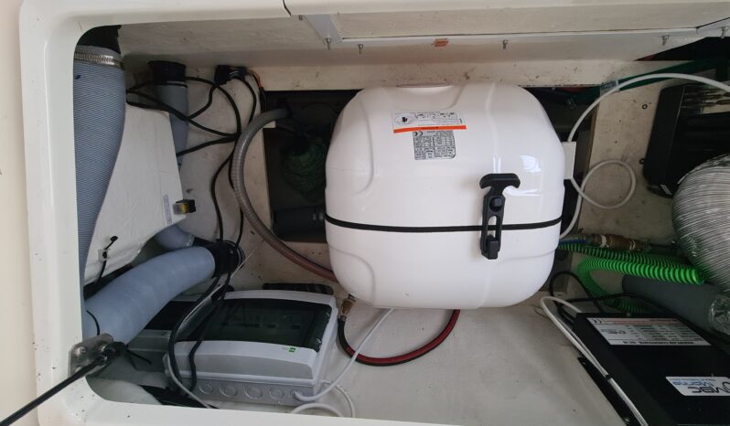 Suncamper 35 – elektromos lakóhajó + hajógenerátorral full