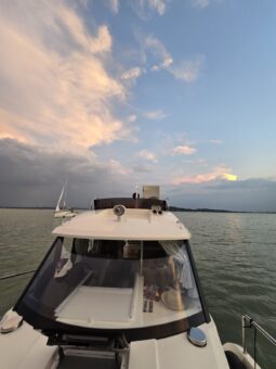 Suncamper 35 – újszerű 2023 elektromos lakó / túrahajó céges értékesítés full