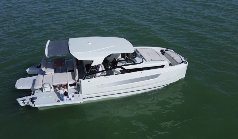 YOT 36 Luxus Katamarán – elektromos Power Catamaran – a Balatonon full