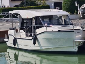 Suncamper 31 – ÚJ 1 szezon elektromos lakó/túra hajó – 50 LE külmotorral – 26 kWh