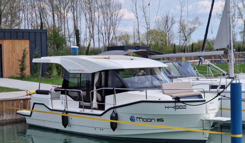 Suncamper 31 – ÚJ 1 szezon elektromos lakó/túra hajó – 50 LE külmotorral – 26 kWh full